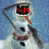 Un bonhomme de neige avec un chapeau noir